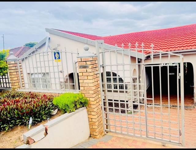 3 BEDROOM HOUSE FOR SALE IN KWAMASHU